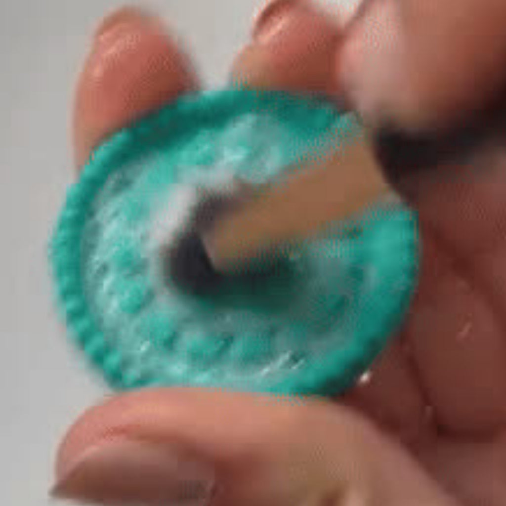 Limpiador de brochas de maquillaje de viaje.